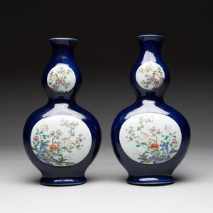 A pair of Chinese famille rose blue-ground wall pocket vases with floral design, Jing Shun Tang 經筍堂 mark, 19th C. — foto 1