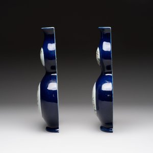 A pair of Chinese famille rose blue-ground wall pocket vases with floral design, Jing Shun Tang 經筍堂 mark, 19th C. — foto 2