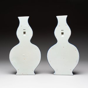 A pair of Chinese famille rose blue-ground wall pocket vases with floral design, Jing Shun Tang 經筍堂 mark, 19th C. — foto 3