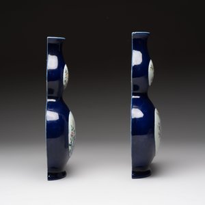 A pair of Chinese famille rose blue-ground wall pocket vases with floral design, Jing Shun Tang 經筍堂 mark, 19th C. — foto 4