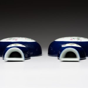 A pair of Chinese famille rose blue-ground wall pocket vases with floral design, Jing Shun Tang 經筍堂 mark, 19th C. — foto 5