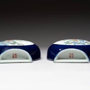 A pair of Chinese famille rose blue-ground wall pocket vases with floral design, Jing Shun Tang 經筍堂 mark, 19th C. — foto 6