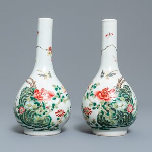 A pair of Chinese famille rose bottle vases, 19th C. — 照片 1