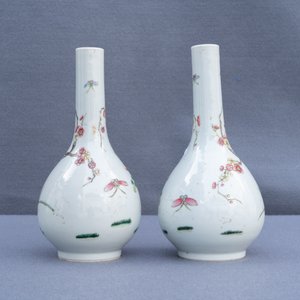 A pair of Chinese famille rose bottle vases, 19th C. — 照片 9