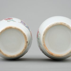 A pair of Chinese famille rose bottle vases, 19th C. — photo 5