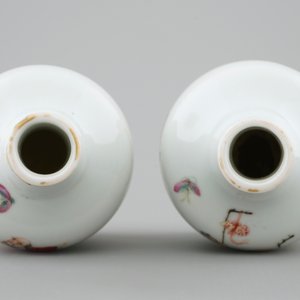 A pair of Chinese famille rose bottle vases, 19th C. — photo 6