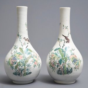 A pair of Chinese famille rose bottle vases with birds and flowers, Yongzheng — 照片 1