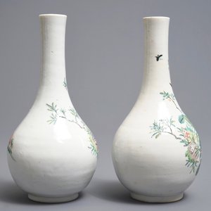 A pair of Chinese famille rose bottle vases with birds and flowers, Yongzheng — 照片 2