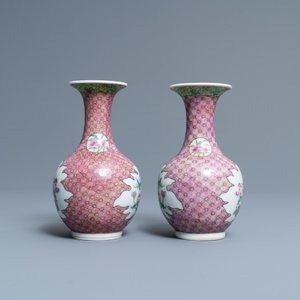 A pair of Chinese famille rose bottle vases with floral design, 19/20th C. — 照片 2