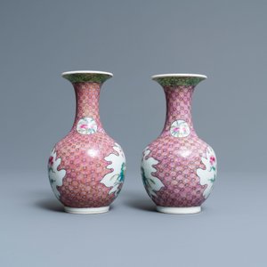 A pair of Chinese famille rose bottle vases with floral design, 19/20th C. — 照片 4