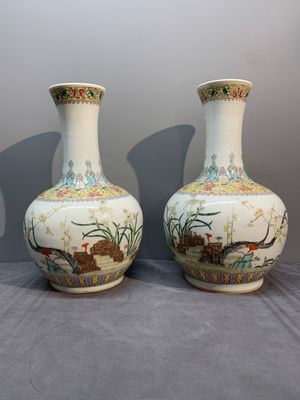A pair of Chinese famille rose bottle vases with flowers, Qianlong mark, Republic — foto 1