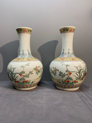 A pair of Chinese famille rose bottle vases with flowers, Qianlong mark, Republic — foto 2