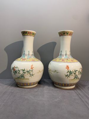 A pair of Chinese famille rose bottle vases with flowers, Qianlong mark, Republic — foto 3