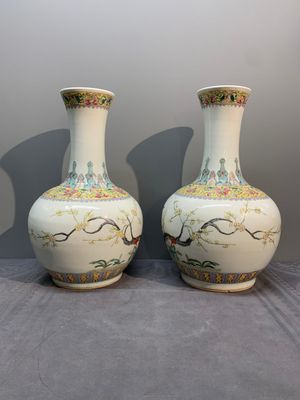 A pair of Chinese famille rose bottle vases with flowers, Qianlong mark, Republic — foto 4