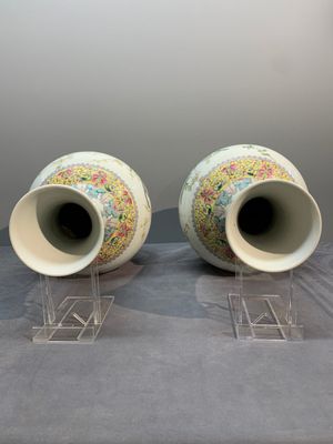 A pair of Chinese famille rose bottle vases with flowers, Qianlong mark, Republic — foto 5