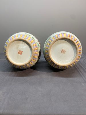 A pair of Chinese famille rose bottle vases with flowers, Qianlong mark, Republic — foto 6