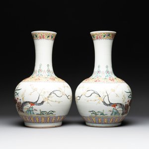 A pair of Chinese famille rose bottle vases with flowers, Qianlong mark, Republic — foto 1