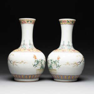 A pair of Chinese famille rose bottle vases with flowers, Qianlong mark, Republic — foto 2