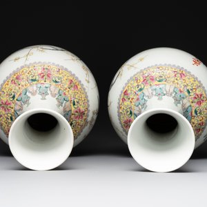 A pair of Chinese famille rose bottle vases with flowers, Qianlong mark, Republic — foto 5