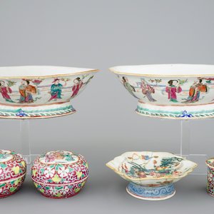 A pair of Chinese famille rose bowls and 3 covered boxes, 19th C. — photo 1