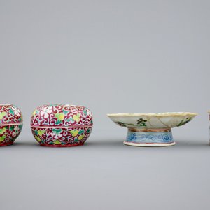 A pair of Chinese famille rose bowls and 3 covered boxes, 19th C. — photo 11
