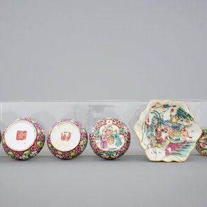 A pair of Chinese famille rose bowls and 3 covered boxes, 19th C. — photo 12