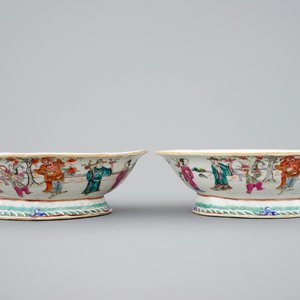 A pair of Chinese famille rose bowls and 3 covered boxes, 19th C. — photo 2