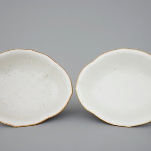A pair of Chinese famille rose bowls and 3 covered boxes, 19th C. — photo 6