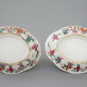 A pair of Chinese famille rose bowls and 3 covered boxes, 19th C. — photo 7