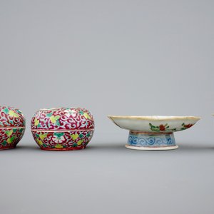 A pair of Chinese famille rose bowls and 3 covered boxes, 19th C. — photo 9