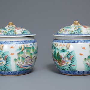A pair of Chinese famille rose bowls and covers with landscapes, Qianlong mark, Republic — 照片 3