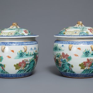 A pair of Chinese famille rose bowls and covers with landscapes, Qianlong mark, Republic — 照片 5
