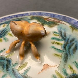 A pair of Chinese famille rose bowls and covers with landscapes, Qianlong mark, Republic — 照片 9