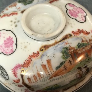 A pair of Chinese famille rose bowls and covers, Yongzheng/Qianlong — photo 7