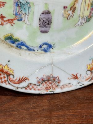 A pair of Chinese famille rose bowls and four plates, Yongzheng/Qianlong — photo 37
