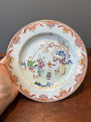 A pair of Chinese famille rose bowls and four plates, Yongzheng/Qianlong — photo 40
