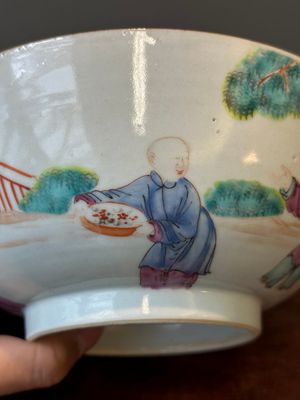 A pair of Chinese famille rose bowls and four plates, Yongzheng/Qianlong — photo 4
