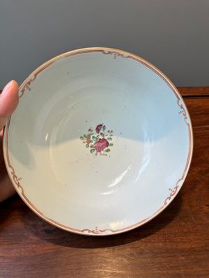 A pair of Chinese famille rose bowls and four plates, Yongzheng/Qianlong — photo 8
