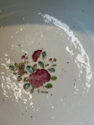 A pair of Chinese famille rose bowls and four plates, Yongzheng/Qianlong — photo 9