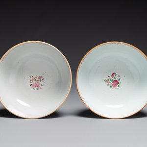 A pair of Chinese famille rose bowls and four plates, Yongzheng/Qianlong — photo 5