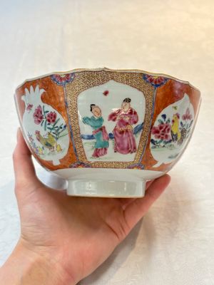 A pair of Chinese famille rose bowls with figures and roosters, Yongzheng/Qianlong — foto 1