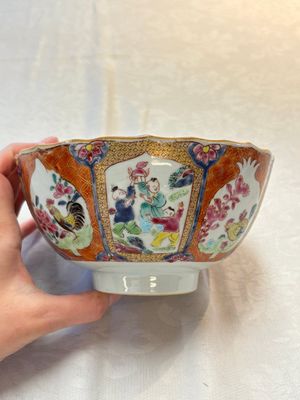 A pair of Chinese famille rose bowls with figures and roosters, Yongzheng/Qianlong — foto 11