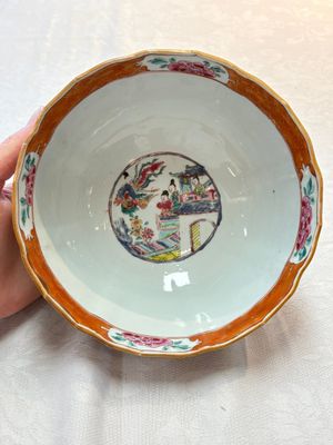 A pair of Chinese famille rose bowls with figures and roosters, Yongzheng/Qianlong — foto 12