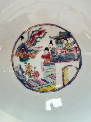A pair of Chinese famille rose bowls with figures and roosters, Yongzheng/Qianlong — foto 13