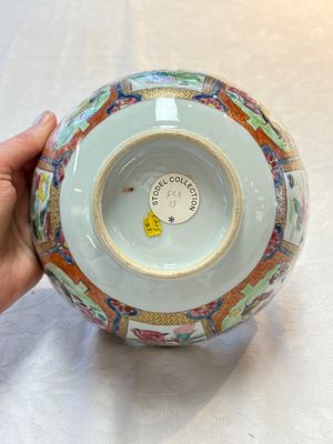 A pair of Chinese famille rose bowls with figures and roosters, Yongzheng/Qianlong — foto 14