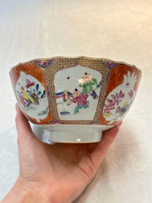 A pair of Chinese famille rose bowls with figures and roosters, Yongzheng/Qianlong — foto 2