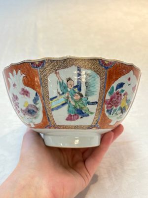 A pair of Chinese famille rose bowls with figures and roosters, Yongzheng/Qianlong — foto 3