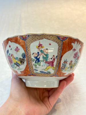 A pair of Chinese famille rose bowls with figures and roosters, Yongzheng/Qianlong — foto 4