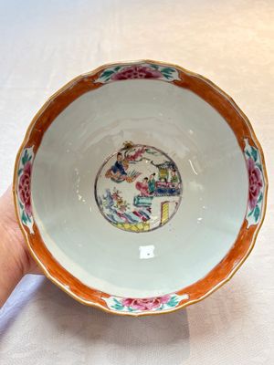 A pair of Chinese famille rose bowls with figures and roosters, Yongzheng/Qianlong — foto 5