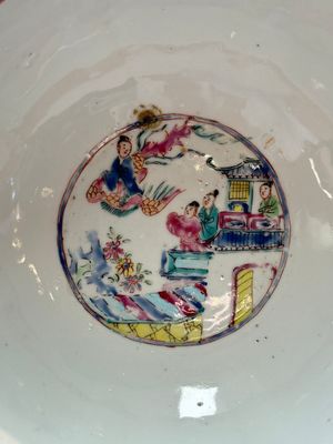 A pair of Chinese famille rose bowls with figures and roosters, Yongzheng/Qianlong — foto 6